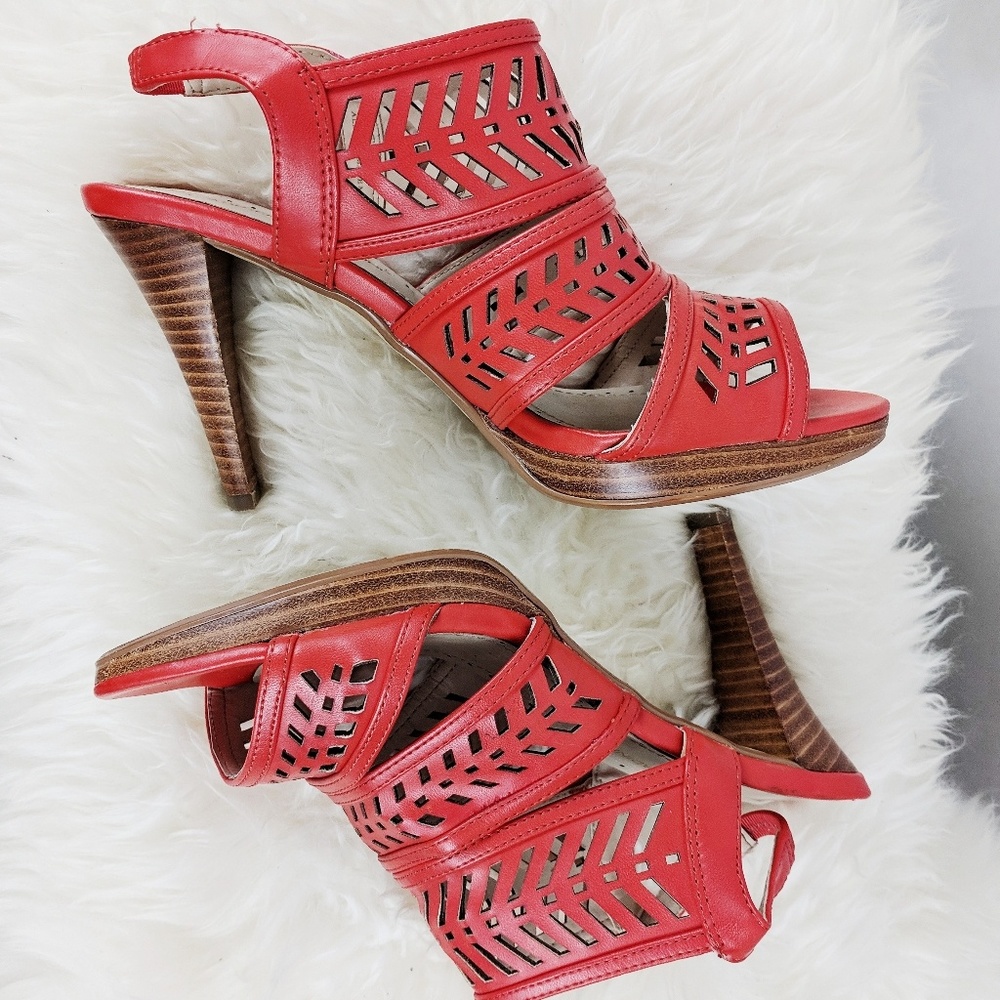 Adrienne Vittadini Strapback Pumps - NWOT SZ 7.5